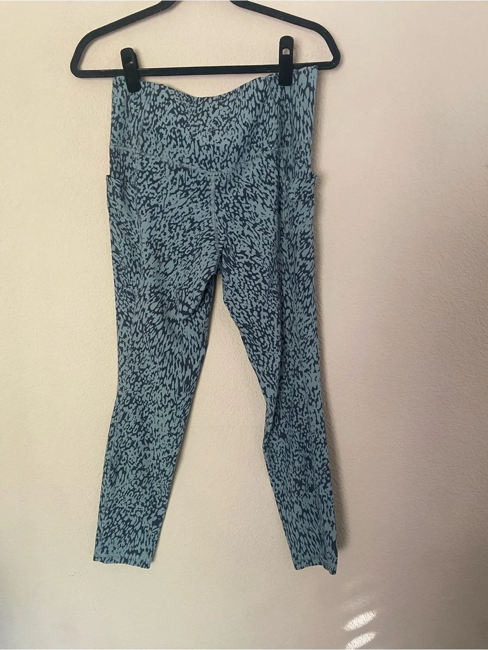 Athleta Salutation Stash Pocket II 7/8 Tight Leggings Printed Women’s Sz L